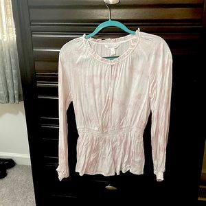 Comfortable lightweight top with keyhole